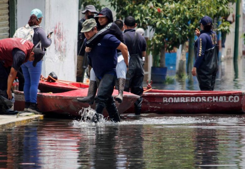 Arriba, abajo y a la izquierda, aspectos de las inundaciones, afectaciones y trabajos a consecuencia de las recientes lluvias en Chalco, Estado de México