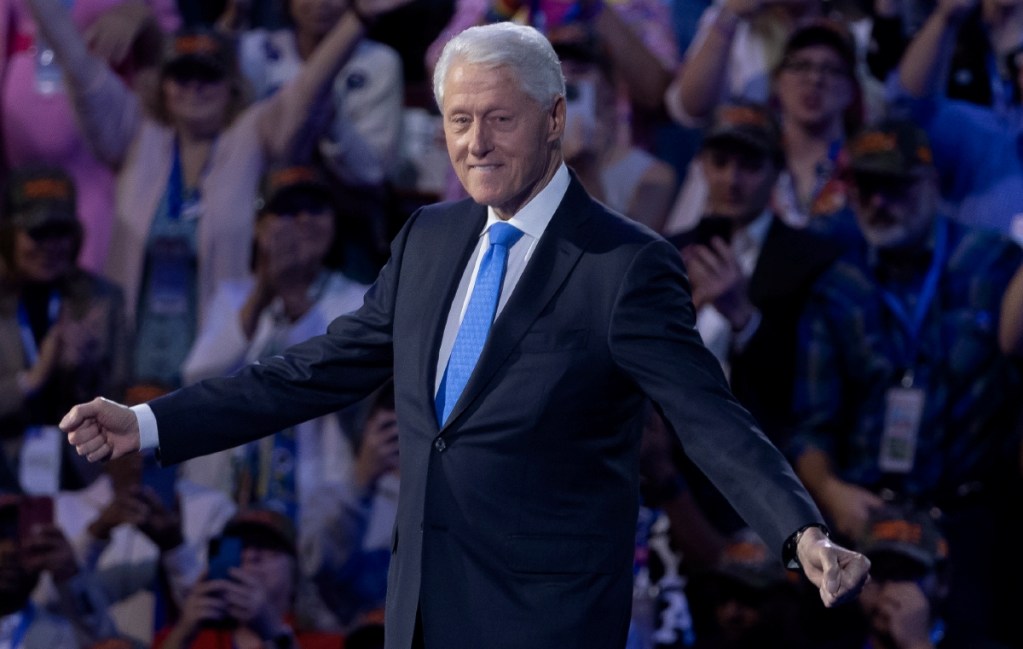 El expresidente Bill Clinton pronuncia un discurso en la tercera noche de la Convención Nacional Demócrata, en el “United Center” de Chicago. El evento termina hoy con la participación de la candidata Kamala Harris