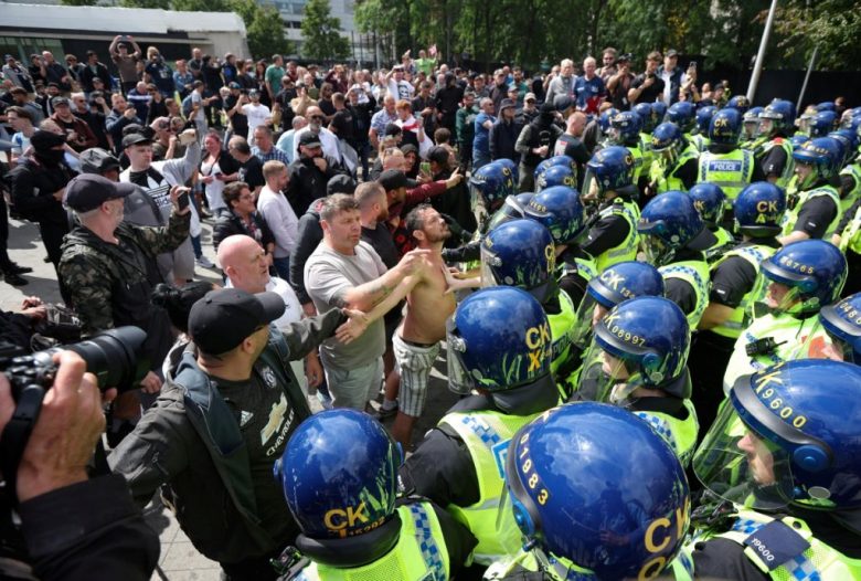 Manifestantes confrontan a agentes de policía en Manchester. Violentas manifestaciones de grupos de extrema derecha estallaron en Gran Bretaña tras el asesinato de tres niñas en Southport.