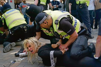 La policía detuvo a una mujer durante un tumulto que se desató ayer en la plaza del mercado de Nottingham, Inglaterra. Varios agentes resultaron heridos y se reportó un número indeterminado de arrestos