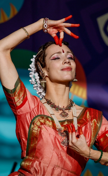 Una bailarina ejecuta una danza ayer, durante el Día de la India