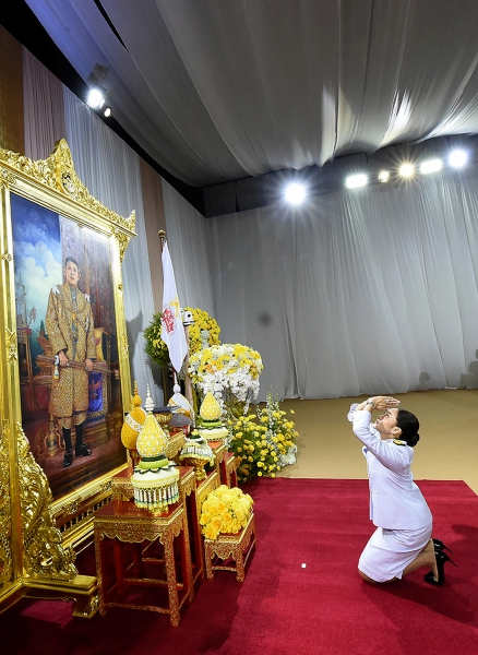 Paetongtarn Shinawatra nueva premier de Tailandia, frente a un retrato del rey