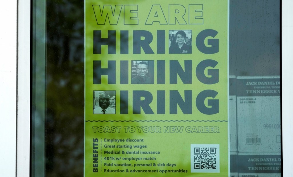 Una oferta de empleo en un negocio de licores de Arlington Heights. El desempleo ha ido creciendo en los últimos meses, según la BLS