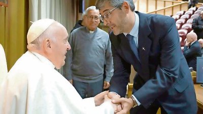 José David Correa González, actual superior del Sodalicio de Vida Cristiana, saluda al papa Francisco en una audiencia, en el Vaticano