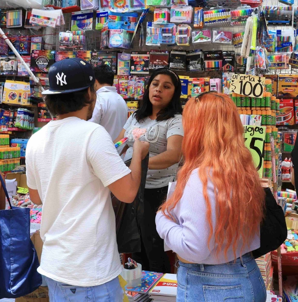 Compras de útiles escolares en el Centro Histórico de Ciudad de México. La Arquidiócesis Primada emitió un decálogo para un buen regreso a clases, a propósito del inicio de ciclo hoy lunes