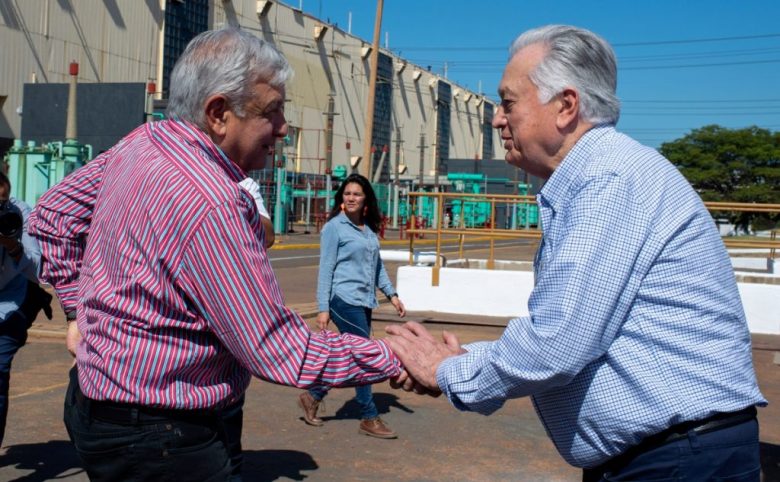 El presidente Andrés Manuel López Obrador con Manuel Bartlett Díaz, director de la Comisión Federal de Electricidad, en una visita a Manzanillo, Colima, el 22 de diciembre de 2019. AMLO defendió ayer a Bartlett