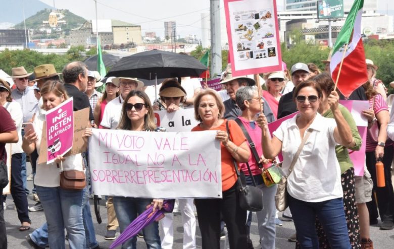 Organizaciones civiles encabezaron ayer una manifestación pacífica en las instalaciones de la Junta Local Ejecutiva del INE en Nuevo León, para reiterar su rechazo a la sobrerrepresentación legislativa