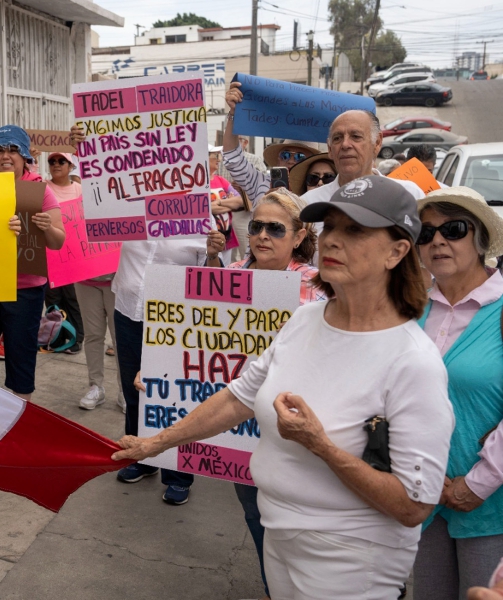 En Tijuana numerosos ciudadanos se dieron cita frente a la sede del INE para la protesta. A la derecha, parte de la manifestación en Monterrey, Nuevo Léon