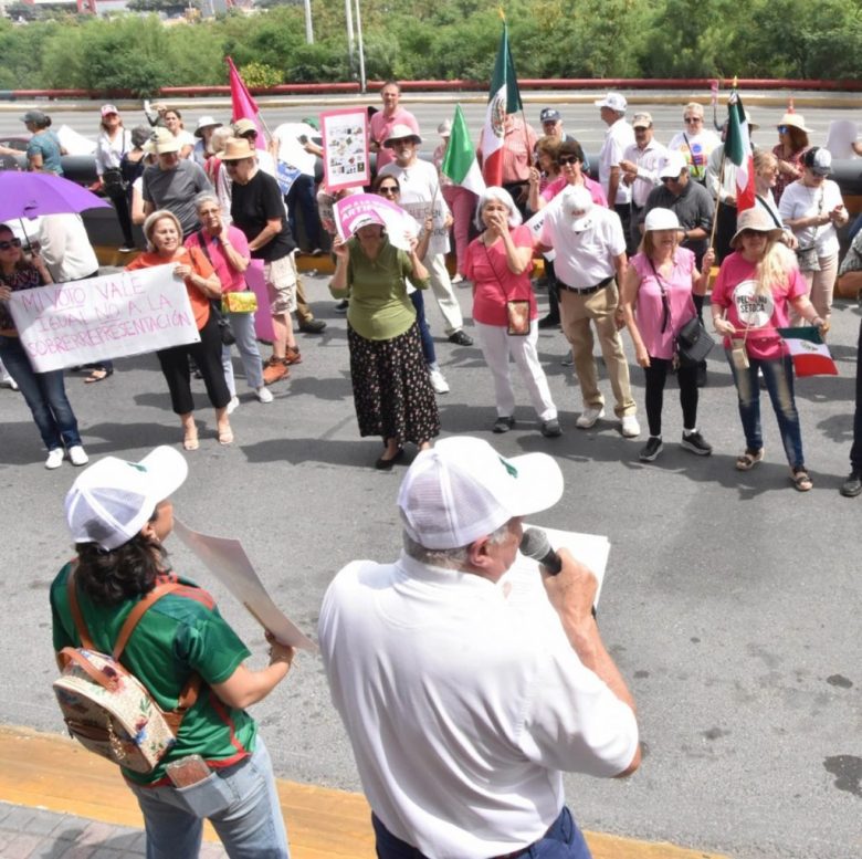 Una mujer pega carteles contra la sobrerrepresentación, ayer en NL