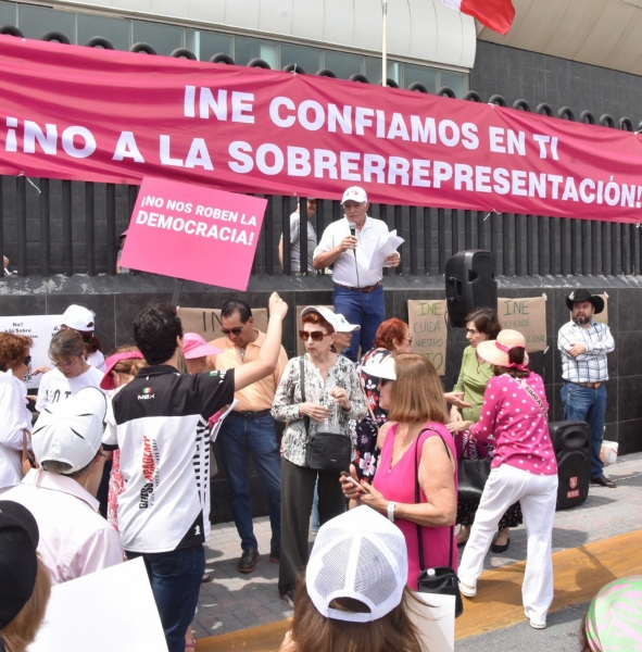 Ciudadanos acudieron vestidos de blanco y rosa, como en las pasadas marchas por la democracia