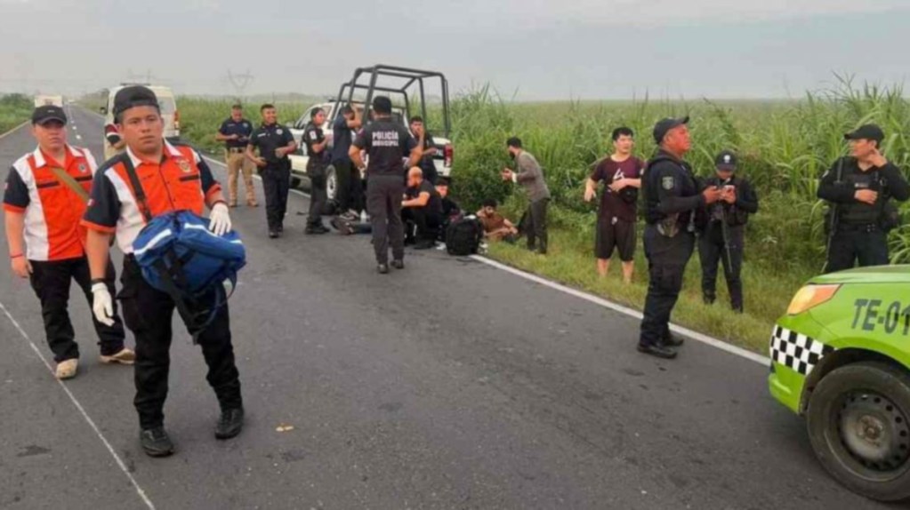 Elementos de protección civil acudieron al lugar del incidente con una camioneta, en donde encontraron 12 migrantes con algunas lesiones