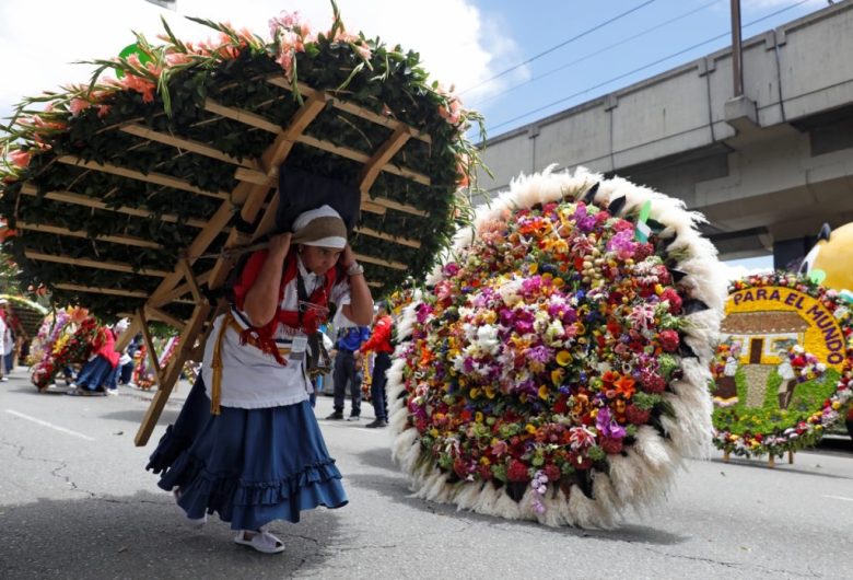 Arriba y a la izquierda, mujeres cargan silletas durante el Desfile de Silleteros de la Feria de las Flores en Medellín, Colombia. Más de 500 silleteros participaron en el desfile que se divide en las categorías: tradicional, monumental, emblemática, artística, comercial e infantil