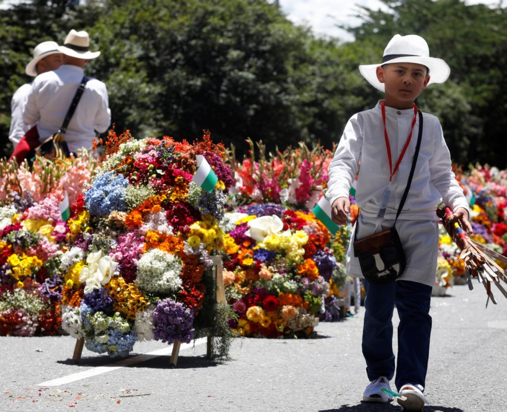 Un niño camina durante la edición 67 del Desfile de Silleteros de la Feria de las Flores. El evento celebrado en la ciudad de Medellín contó con más de 800,000 espectadores