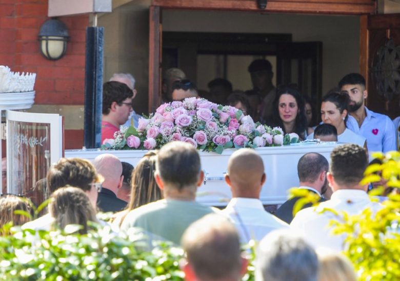 Arriba y a la izquierda, pobladores de la localidad inglesa de Southport se reunieron ayer en el funeral de Alice da Silva Aguiar, de 9 años, asesinada durante una clase de baile