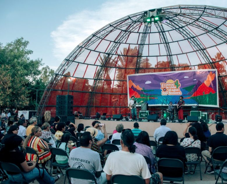 Un grupo de personas observa a una banda durante un festival que busca visibilizar justicia a 10 años de la contaminación del río Sonora, en la ciudad de Hermosillo