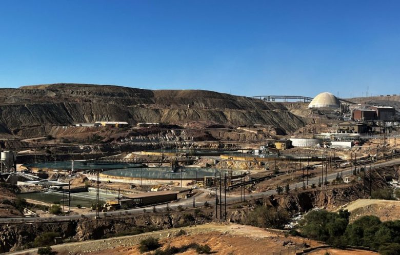 Mina Buenavista del Cobre en Cananea, Sonora. El mayor desastre minero en la historia de México, el derrame de 40 millones de litros de tóxicos en el río Sonora, cumplió ayer 10 años con impunidad y nuevas denuncias de pobladores. A la izquierda, Martha Patricia Velarde, integrante de los Comités de Cuenca del Río Sonora y una de las activistas denunciantes