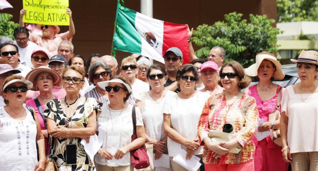 Aspecto de la manifesatción de ayer en Mérida, ante la sede del INE