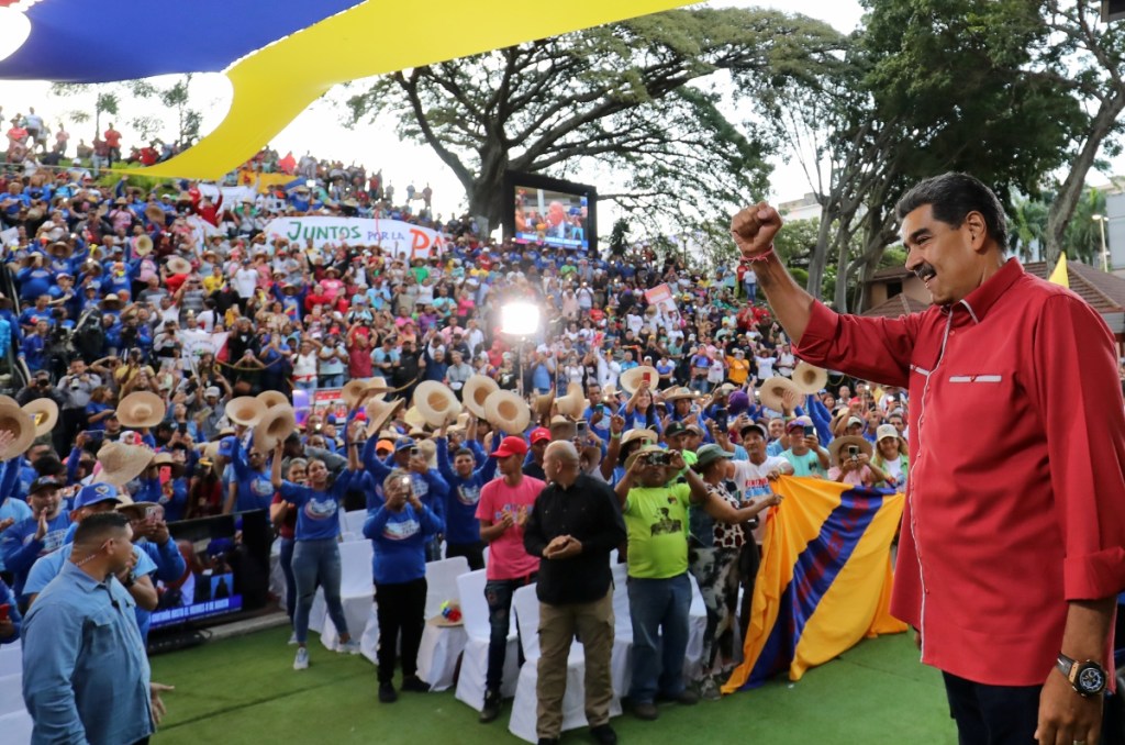 El presidente de Venezuela, Nicolás Maduro, durante un acto ayer en Caracas, donde dijo que el sistema del Consejo Nacional Electoral recibe “30 millones de ataques por minuto” desde las presidenciales