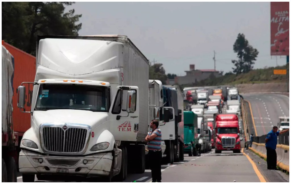 Ejidatarios aceptan reabrir la autopista México-Puebla,tras 57 horas de bloqueo gracias a un acuerdo con el gobierno de Puebla