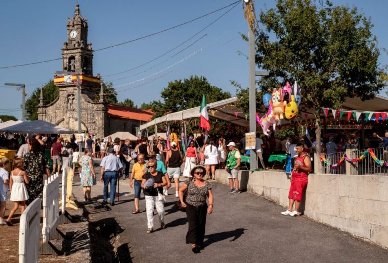 Arriba, a la izquierda y debajo, imágenes del poblado español de Avión, que rinde homenaje a México, a donde emigraron muchos de sus habitantes, con gastronomía —tacos y antojitos—, mariachis y más actividades familiares para los mexicanos. Ayer fue el día principal de los festejos