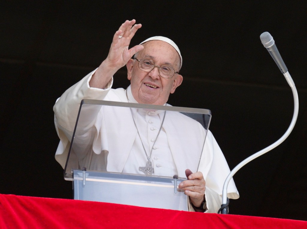 El papa Francisco durante el rezo del Ángelus en la plaza de San Pedro (Foto de EFE)