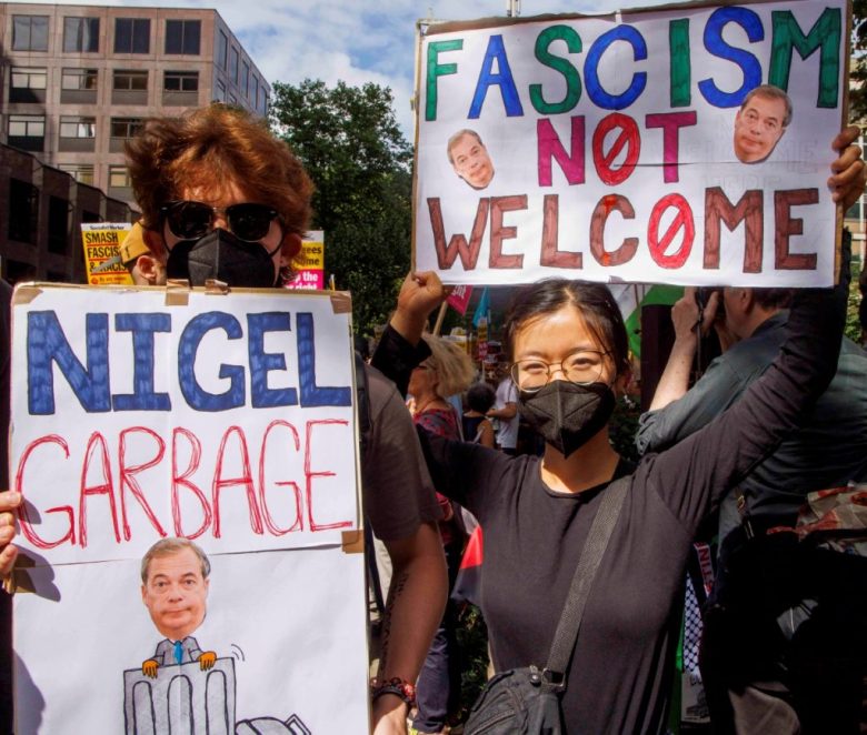 Manifestantes de la organización “Detengan a la extrema derecha” se reúnen frente a la sede del partido Reform UK en Londres, Inglaterra. A la izquierda, otro aspecto de la manifestación realizada ayer, que forma parte de un día nacional de protesta para frenar a la derecha ultra en Reino Unido