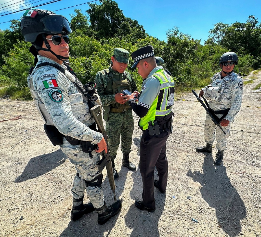 Miembros de la Guardia Nacional resguardan la zona donde fueron hallados cuatro cuerpos, ayer en Cancún, Quintana Roo