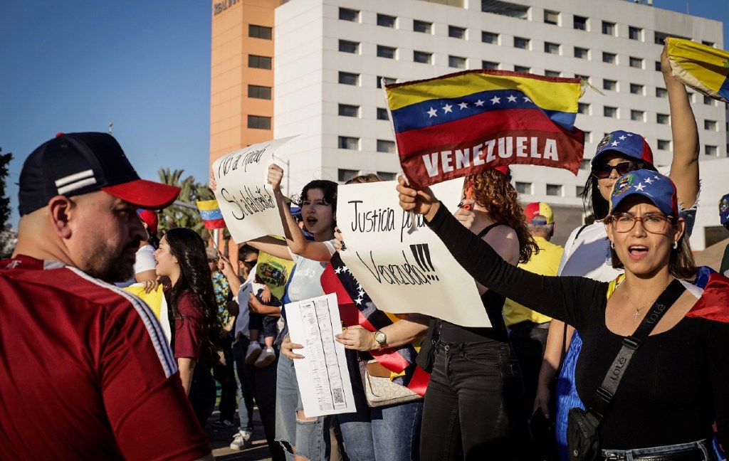 Un grupo de migrantes venezolanos se unió ayer en Tijuana a las manifestaciones en contra de Nicolás Maduro con banderas de su país y pancartas con frases como “Queremos libertad en Venezuela”