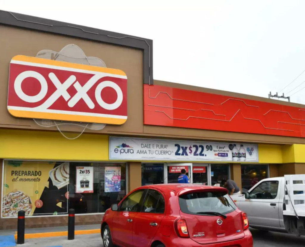 El pasado viernes inició la volvió a abrir, de forma graduada, de 191 locales de Oxxo y gasolineras gestionadas por la empresa Femsa, en Nuevo Laredo, Tamaulipas