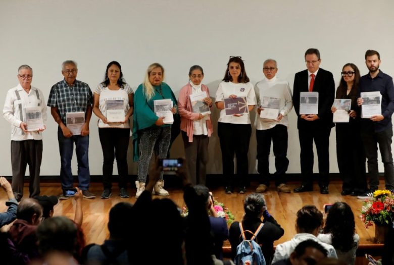 Comisionados del Mecanismo de Esclarecimiento Histórico, acompañados de sobrevivientes de la “guerra sucia” y sus familiares, en una rueda de prensa ayer en el Centro Cultural Tlatelolco en Ciudad de México