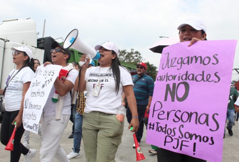 Imágenes de integrantes del Poder judicial de la federación que estaban apostados en la sede de San Lázaro realizaron ayer viernes una marcha sobre el perímetro del Congreso de la Unión, para pedir se detenga la iniciativa de reforma judicial que presentó el presidente López Obrador