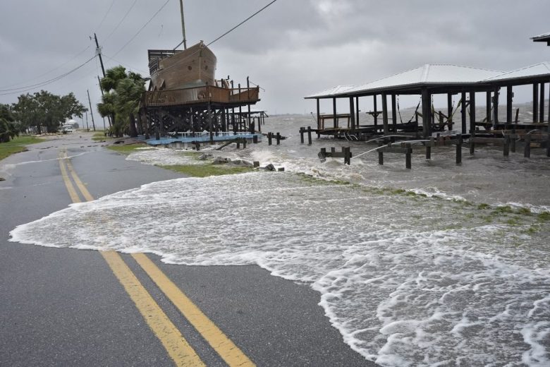 El agua de mar invade la carretera a causa del huracán Debby en Horseshoe Beach, Florida (Foto de AP)