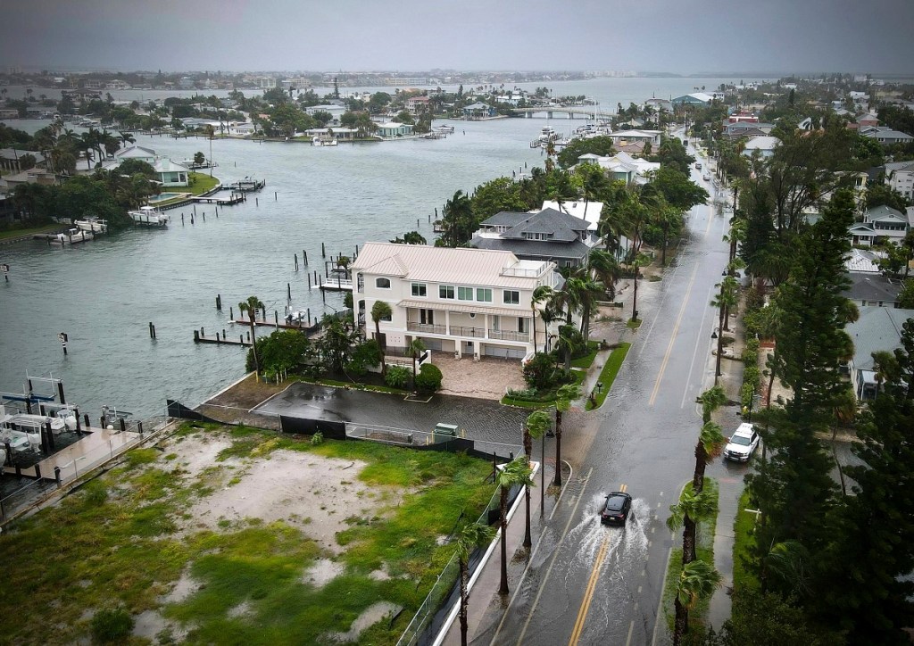 Un vehículo pasa por una calle inundada como consecuencia del huracán Debby en Tampa Bay, Florida (Foto de AP)