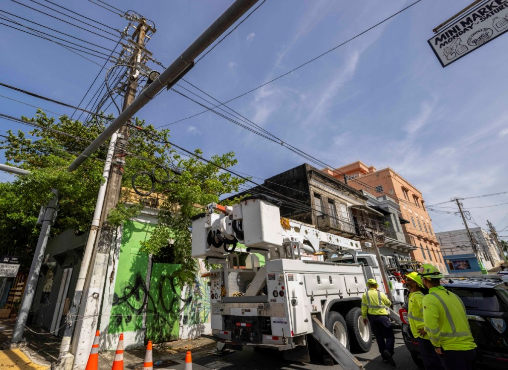 Técnicos reparan las líneas eléctricas en la comunidad de Puerta de Tierra, Puerto Rico, después del paso del huracán “Ernesto”