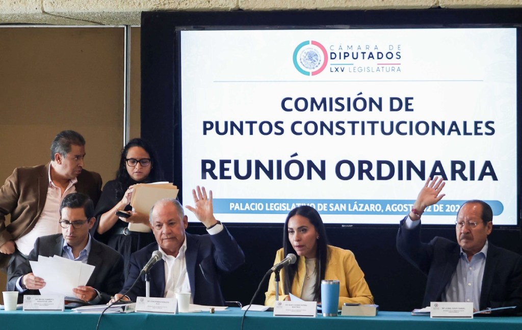 Discusión de la Comisión de Puntos Constitucionales en la Cámara de Diputados, donde el dictamen para que ningún servidor público gane más que el presidente de la República avanzó por unanimidad ayer viernes