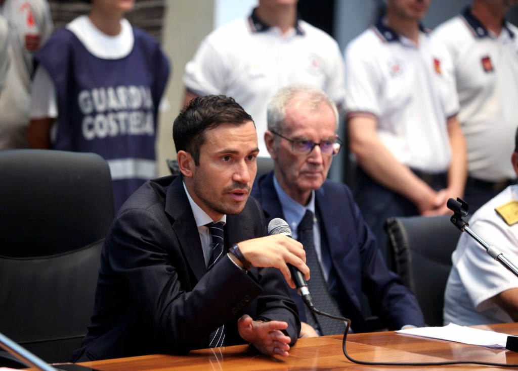 El fiscal adjunto Raffaele Cammarano habla junto al fiscal jefe de Termini Imerese, Ambrogio Cartosio, ayer en rueda de prensa