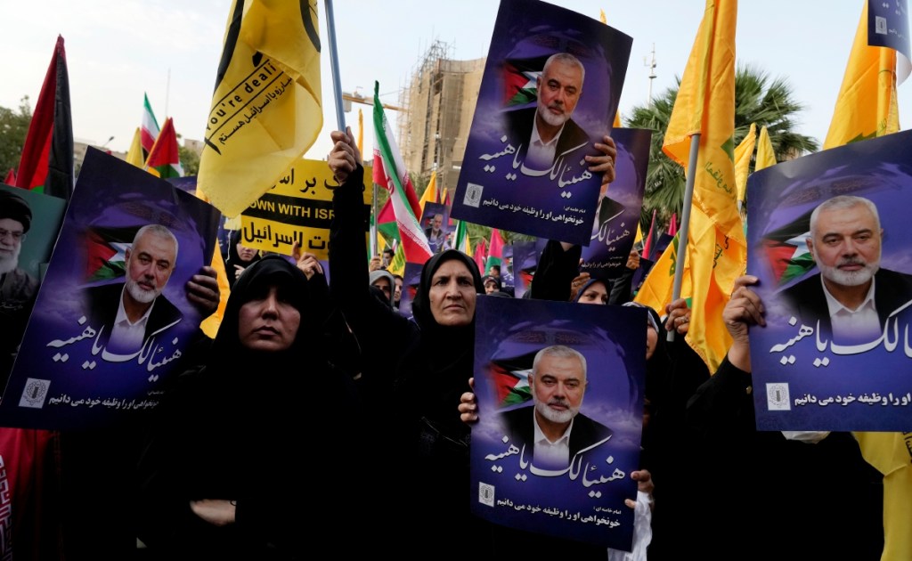 Manifestantes iraníes asisten a una protesta para condenar el asesinato del líder de Hamás Ismail Haniyeh en la plaza Felestin de Teherán