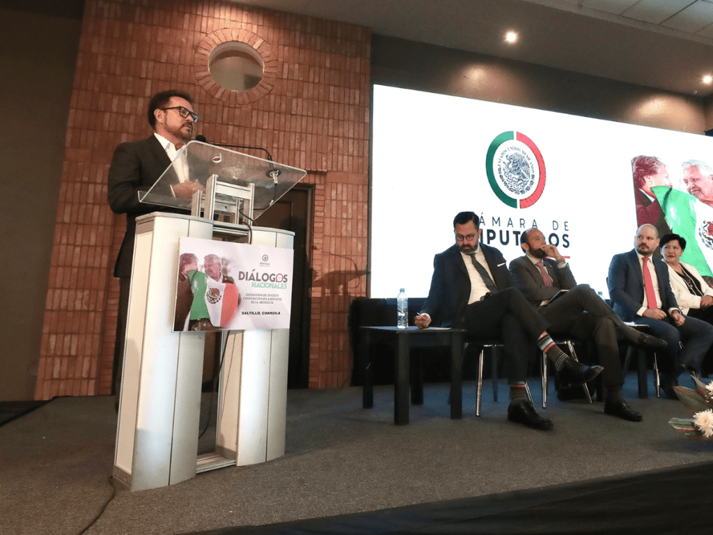 Irrumpen foro sobre reforma judicial, y se lanzan contra Ignacio Mier por ignorar a los trabajadores judiciales