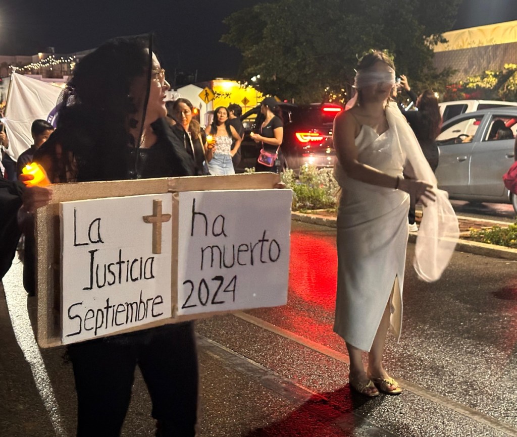 Arriba y a la izquierda, imágenes de la marcha contra la reforma al Poder Judicial