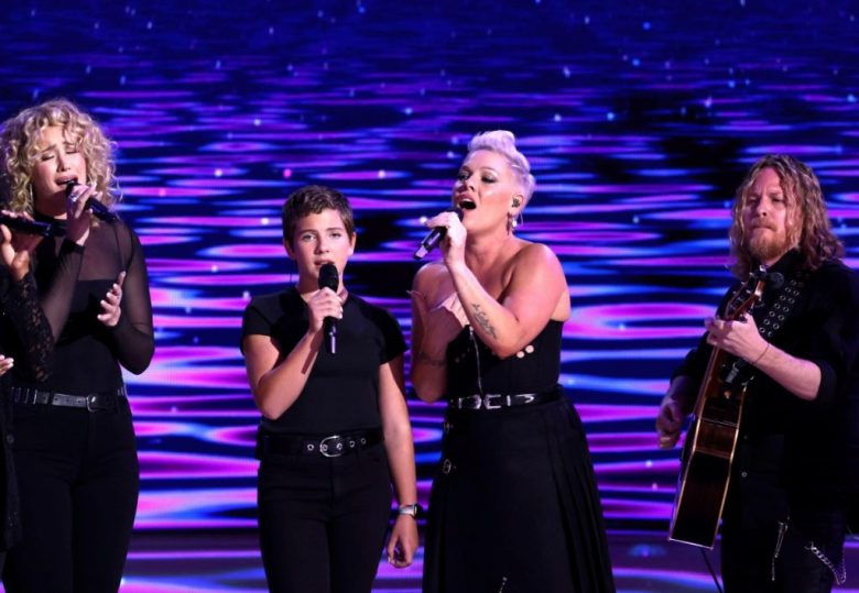 La cantante Pink y su hija Willow Sage Hart (centro) actúan en la última jornada de la Convención Nacional Demócrata, que se realizó anoche en el “United Center de Chicago”. A la izquierda, la representante Nancy Pelosi y el gobernador de California, Gavin Newsom, observan