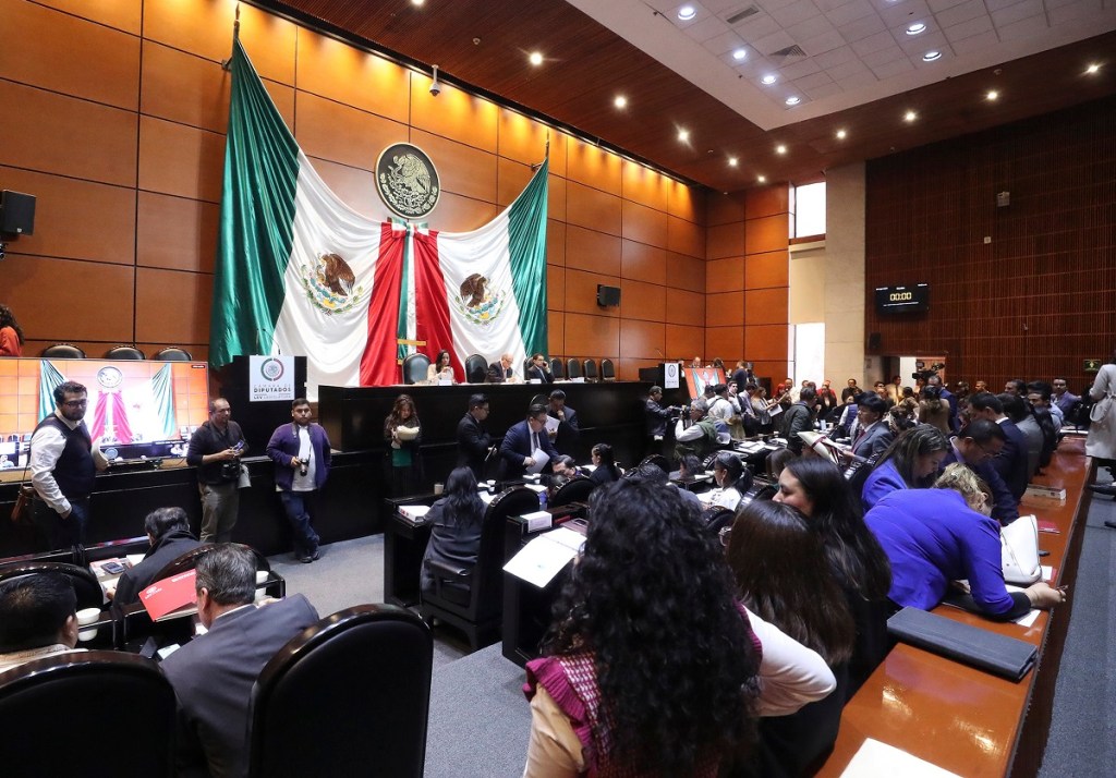 En sesión de la Comisión de Puntos Constitucionales de la Cámara de Diputados se aprobó en lo general la polémica reforma al Poder Judicial (Foto de EFE)