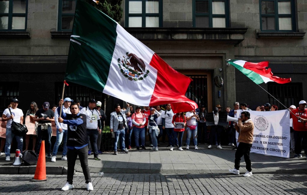 Trabajadores del Poder Judicial cerraron los accesos a la sede de la Suprema Corte de Justicia, como protesta contra la reforma judicial. Los ministros se solidarizaron con ellos y suspendieron su sesión pública ayer