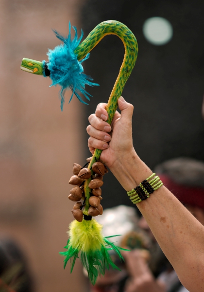 Una persona sostiene una figura de la serpiente emplumada Quetzalcóatl durante una ceremonia para conmemorar el 503 aniversario de la caída de la capital del imperio azteca. Abajo, residentes y miembros de una organización indígena se abrazan durante una ceremonia Mexica