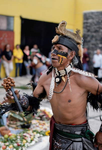 Un danzante conmemora el aniversario 503 de la caída de la capital del imperio azteca