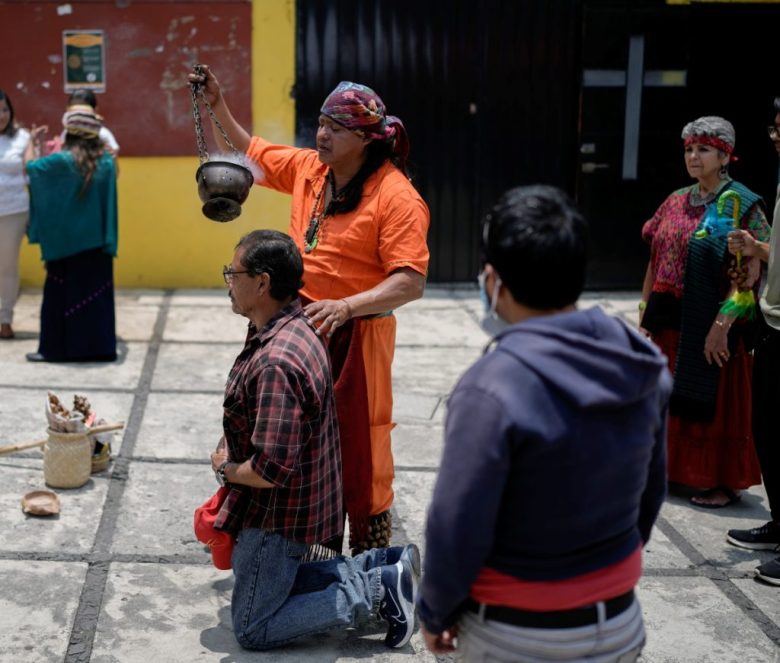 Residentes y miembros de una organización indígena participan en una ceremonia para conmemorar el 503 aniversario de la caída de la capital del imperio azteca, Tenochtitlán, en la Ciudad de México, el viernes 9 de agosto de 2024. (AP Foto/Eduardo Verdugo)