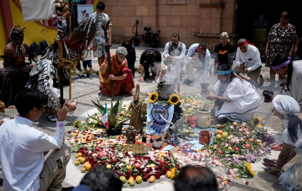 Residentes y miembros de una organización indígena realizan una ceremonia para conmemorar el aniversario 503 de la caída de la capital del imperio azteca, Tenochtitlán, en la Ciudad de México