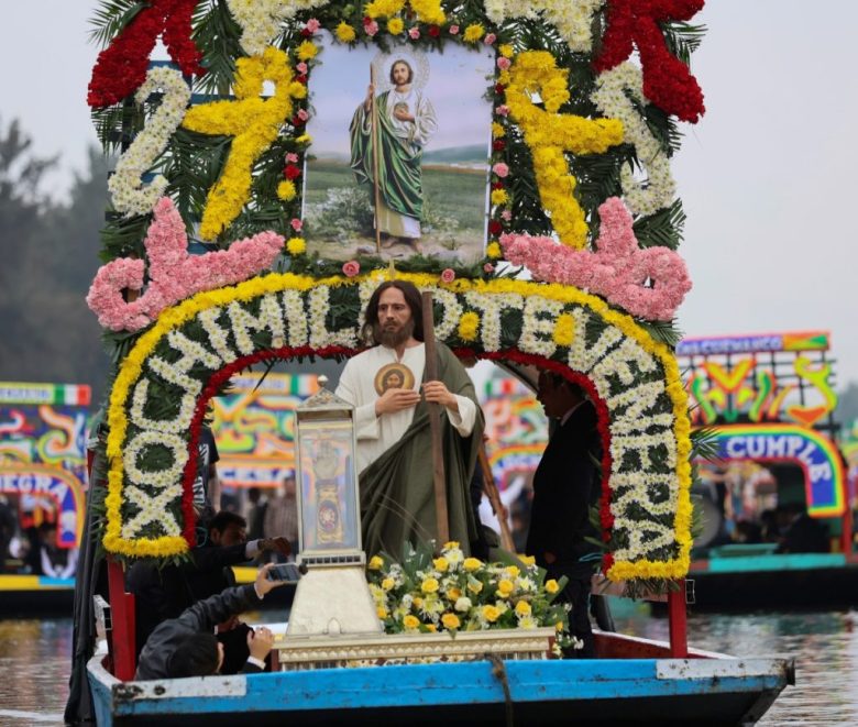 La reliquia de San Judas Tadeo fue transportada en una urna de vidrio en una trajinera a través de los canales de Xochimilco, Ciudad de México, donde ayer domingo se dieron cita numerosos feligreses para expresar su devoción al conocido como el santo patrono de las causas difíciles