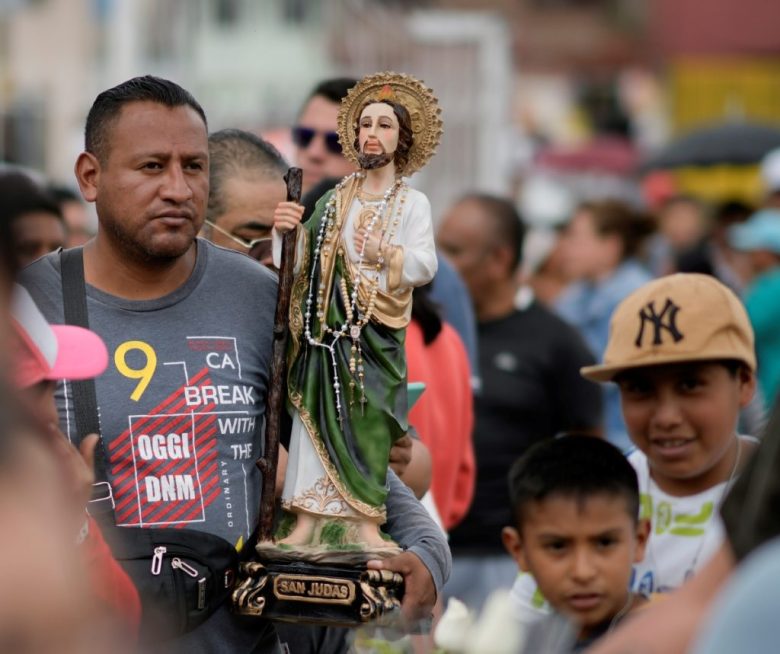 Una mujer toca una urna que contiene la reliquia de San Judas Tadeo durante su visita a la iglesia de San Cristóbal Mártir como parte de una gira nacional en San Cristóbal Texcalucan, México, el miércoles 7 de agosto de 2024.. (AP Foto/Eduardo Verdugo)