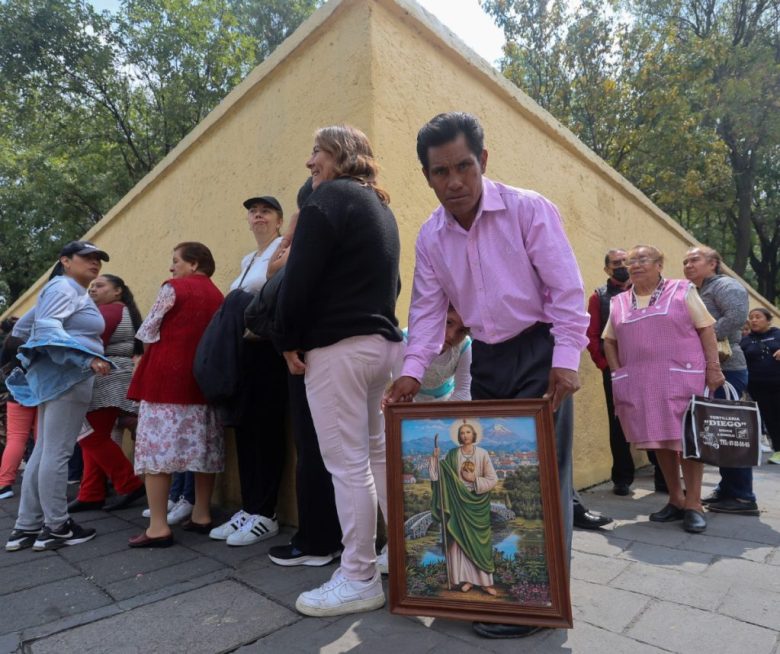 Los devotos hacen fila para ver una reliquia de San Judas Tadeo mientras atraviesa los canales de Xochimilco, Ciudad de México, el domingo 11 de agosto de 2024. (AP Foto/Ginnette Riquelme)