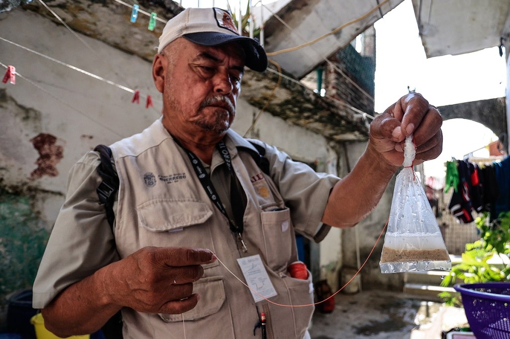 Un trabajador de la Secretaria de Salud durante una jornada de prevención de propagación del dengue en Acapulco (Foto de EFE)